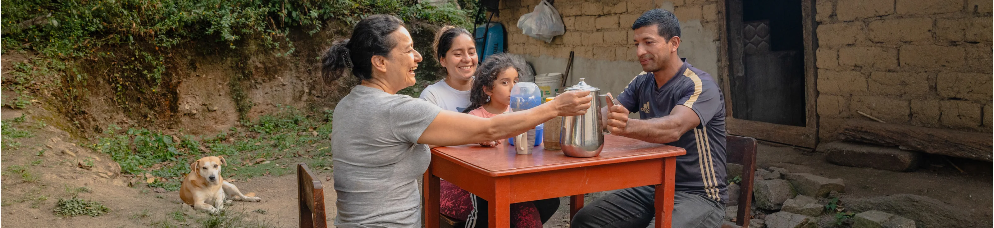 Coffee-farming family gathered in Ja&eacute;n